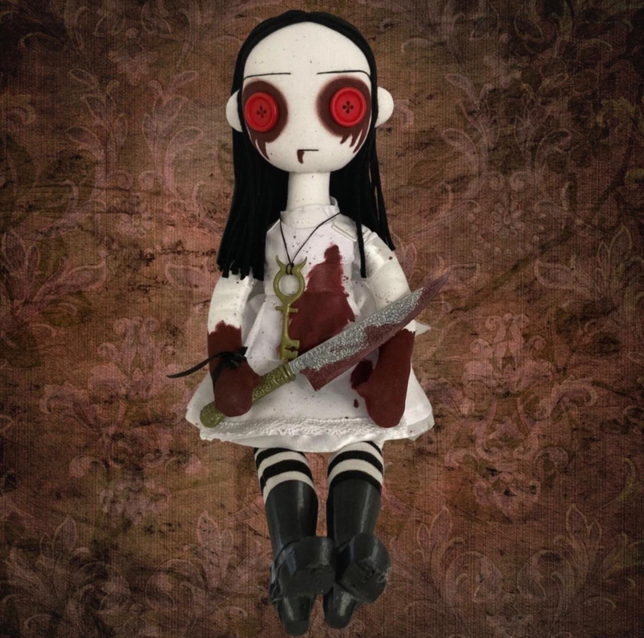 Muñeca Alice Hysteria con vestido blanco manchado, cuchillo grabado y colgante de llave dorada