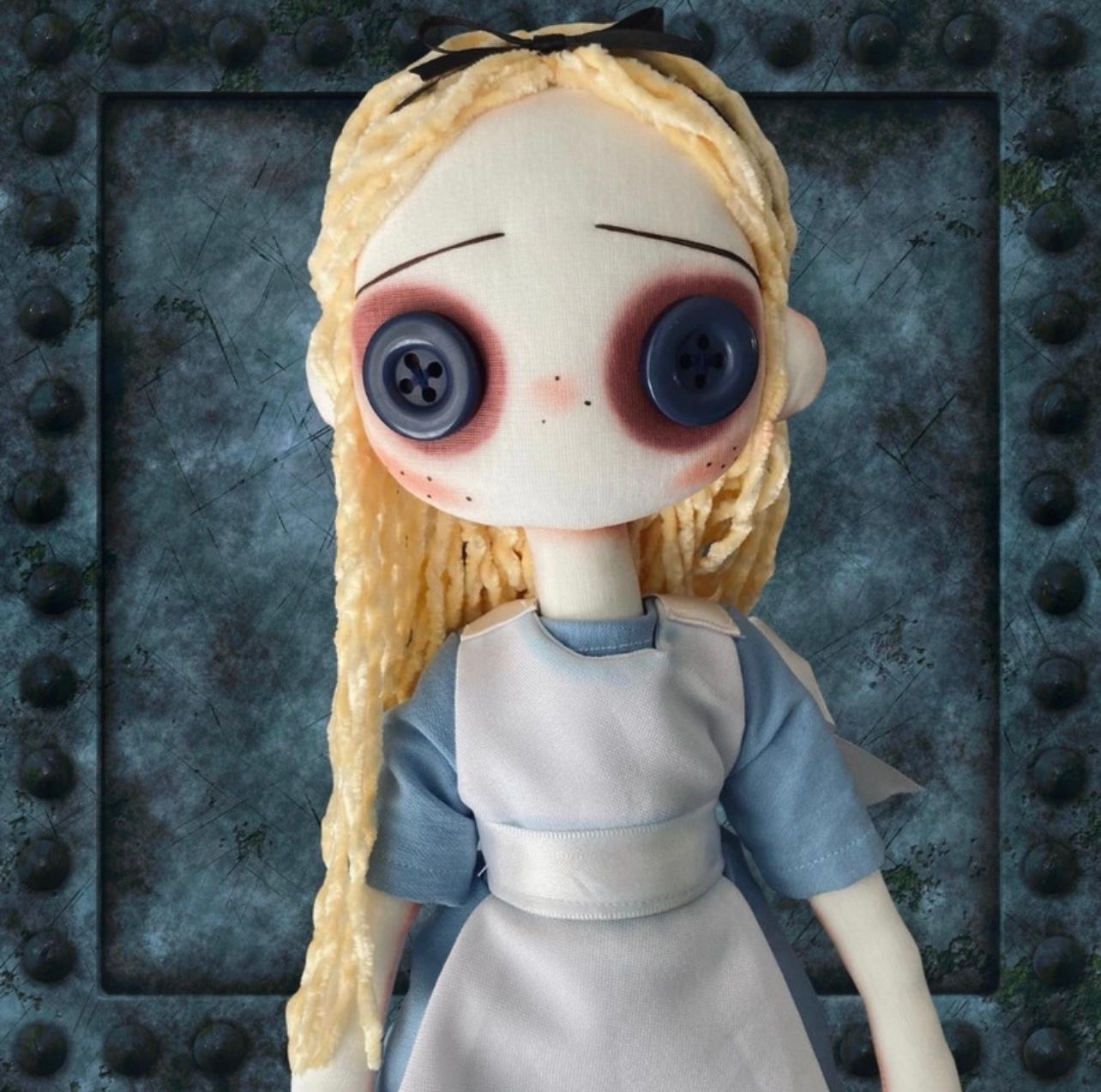 Muñeca Alicia con delantal blanco, vestido azul y cabello rubio