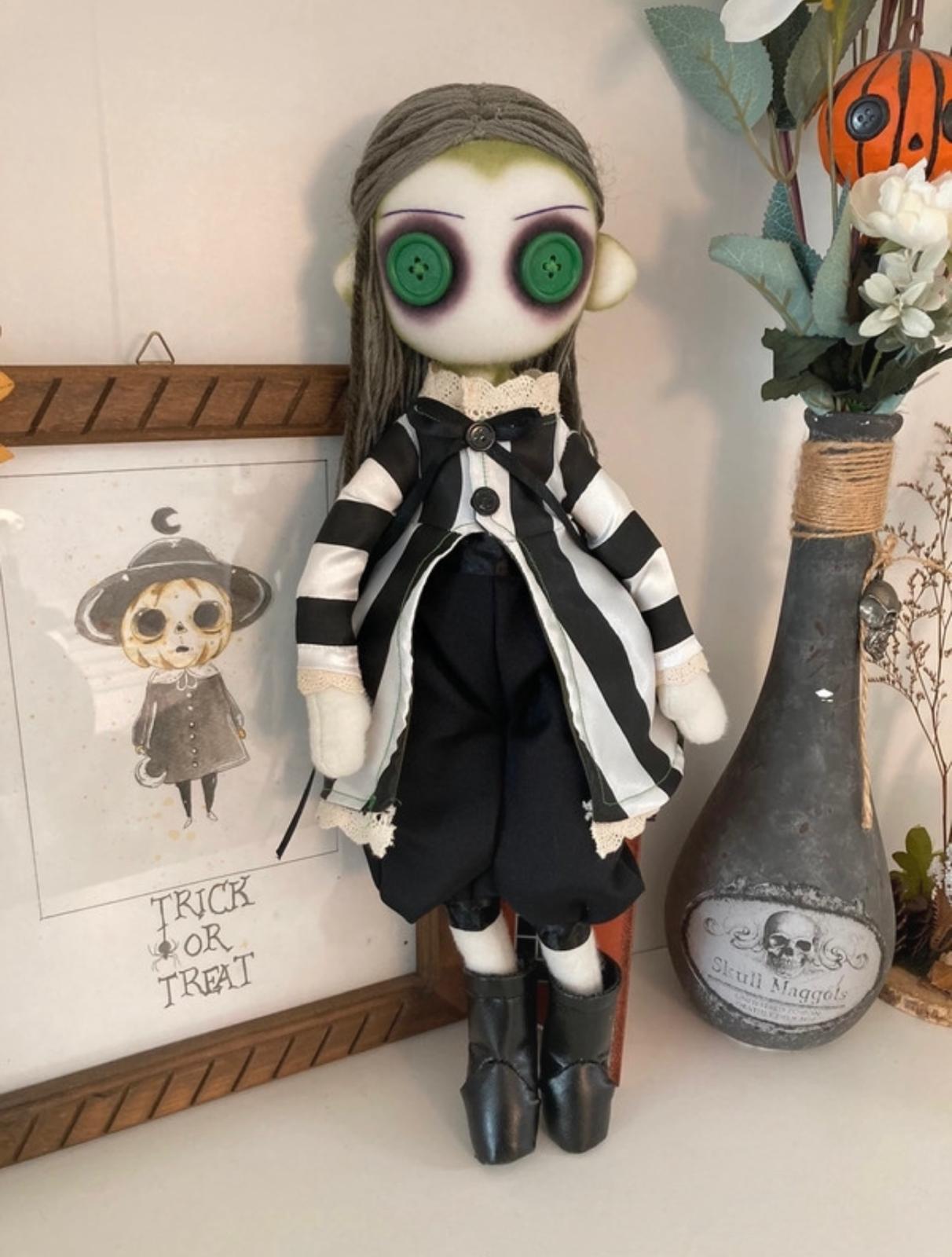 Muñeca beetlejuice artesanal con traje a rayas