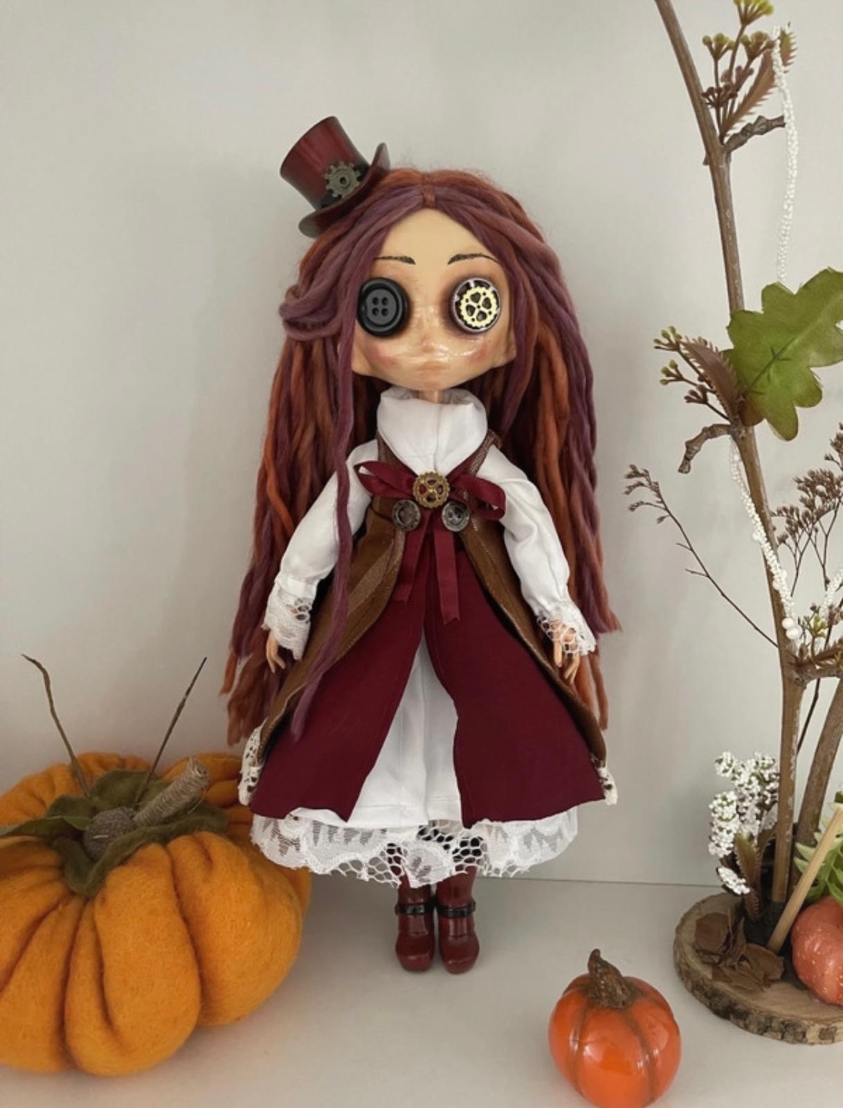 Muñeca Emily Steampunk con detalles de engranajes y estética victoriana